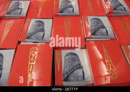 Berlin, Allemagne. 28th avril 2022. 28 avril 2022, Berlin: Dans un magasin, une table avec le nouvel album de Rammstein ''Zeit'' est prête pour le lancement des ventes. Photo: Christophe bateau/dpa crédit: dpa Picture Alliance/Alay Live News Banque D'Images