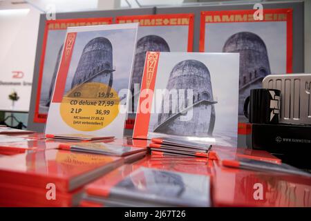 Berlin, Allemagne. 28th avril 2022. 28 avril 2022, Berlin: Dans un magasin, une table avec le nouvel album de Rammstein ''Zeit'' est prête pour le lancement des ventes. Photo: Christophe bateau/dpa crédit: dpa Picture Alliance/Alay Live News Banque D'Images