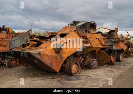 Réservoir russe détruit. Réservoir russe au cimetière de matériel russe en Ukraine. Camion à carburant russe brûlé. Guerre en Ukraine 2022. Détruit blindé Banque D'Images