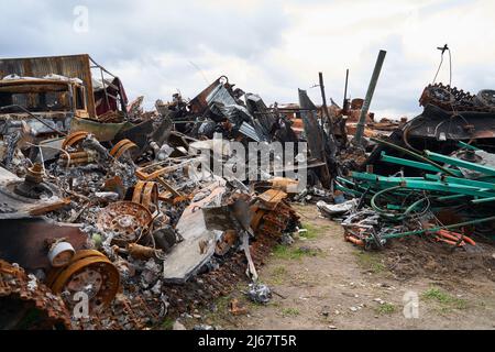 Réservoir russe détruit. Réservoir russe au cimetière de matériel russe en Ukraine. Camion à carburant russe brûlé. Guerre en Ukraine 2022. Détruit blindé Banque D'Images