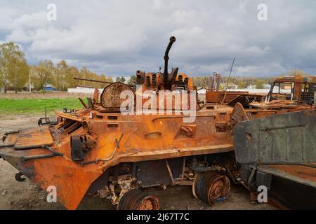 Réservoir russe détruit. Réservoir russe au cimetière de matériel russe en Ukraine. Camion à carburant russe brûlé. Guerre en Ukraine 2022. Détruit blindé Banque D'Images