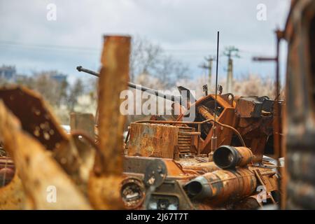 Réservoir russe détruit. Réservoir russe au cimetière de matériel russe en Ukraine. Camion à carburant russe brûlé. Guerre en Ukraine 2022. Détruit blindé Banque D'Images