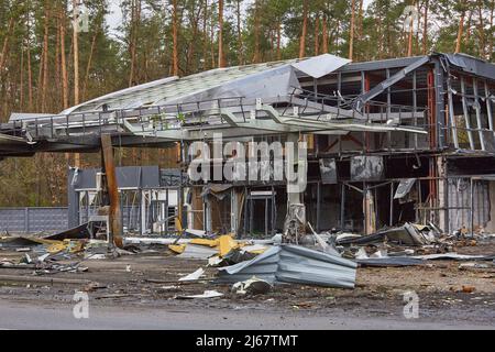 La station-service a été détruite à la suite d'une attaque russe contre l'Ukraine. La station-service a été détruite à la suite d'une attaque de missiles sur le territoire de l'Ukraine Banque D'Images