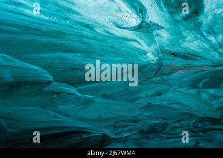 Photographie d'une visite sous le glacier Brei amerkurjškull. Parc national de Vatnajškull le long de la côte sud de l'Islande. Banque D'Images