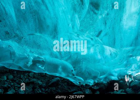 Photographie d'une visite sous le glacier Brei amerkurjškull. Parc national de Vatnajškull le long de la côte sud de l'Islande. Banque D'Images