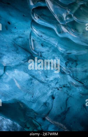 Photographie d'une visite sous le glacier Brei amerkurjškull. Parc national de Vatnajškull le long de la côte sud de l'Islande. Banque D'Images