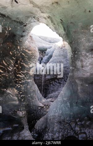 Photographie d'une visite sous le glacier Brei amerkurjškull. Parc national de Vatnajškull le long de la côte sud de l'Islande. Banque D'Images