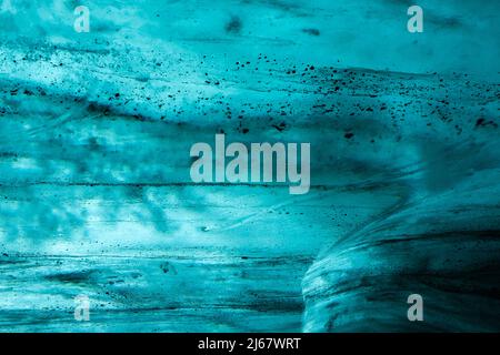 Photographie d'une visite sous le glacier Brei amerkurjškull. Parc national de Vatnajškull le long de la côte sud de l'Islande. Banque D'Images