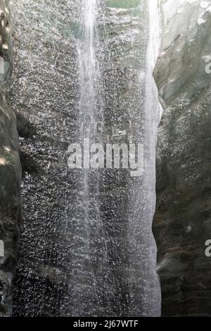 Photographie d'une visite sous le glacier Brei amerkurjškull. Parc national de Vatnajškull le long de la côte sud de l'Islande. Banque D'Images