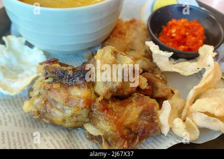 Soupe d'agneau frit, cuisine indonésienne au Sate Senayan Cafe, Jakarta, Indonésie Banque D'Images