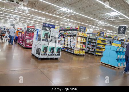 North Miami Beach Florida Walmart grand magasin de rabais à l'intérieur de l'intérieur de l'exposition de magasins de vente étagères marchandises Banque D'Images