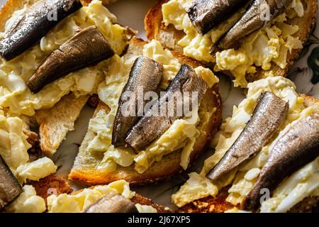 Des sparats fumés sur le sandwich aux œufs et aux chés Banque D'Images