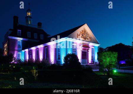 Governors Palace, vue sur le jardin, spectacle CW Light la nuit. Williamsburg colonial. Des spots colorés et spectaculaires et une vue depuis le long jardin. Banque D'Images