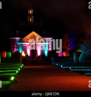 Governors Palace, vue sur le jardin, spectacle CW Light la nuit. Williamsburg colonial. Des spots colorés et spectaculaires et une vue depuis le long jardin. Banque D'Images