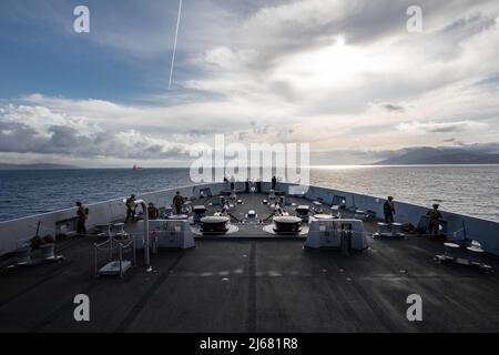 220426-N-PC065-1121 DÉTROIT DE GIBRALTAR (26 avril 2022) – le navire de quai de transport amphibie de classe San Antonio USS Arlington (LPD 24) traverse le détroit de Gibraltar, 26 avril 2022. Arlington, affecté au Kearsarge Amphiobie Ready Group, est en cours de déploiement prévu sous le commandement et le contrôle de la Task Force 61/2 tout en opérant aux États-Unis 6th Fleet pour soutenir les intérêts américains, alliés et partenaires en Europe et en Afrique. (É.-U. Photo de la marine par le spécialiste des communications de masse 1st classe John Bellino) Banque D'Images