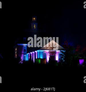 Governors Palace, vue sur le jardin dans le noir de la nuit, spectacle coloré CW Light. Williamsburg colonial. Spots colorés et spectaculaires.espace de copie. Banque D'Images