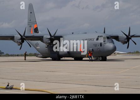 Un avion Hercules C-130 équipé du système de lutte contre l'incendie aéroporté modulaire (MAFFS) de la California Air National Guard's 146th Airlift Wing, se prépare à décoller lors de la formation annuelle de recertification MAFFS à Gowen Field, Boise, Idaho, le 25 avril 2022. Les équipages de la Garde nationale aérienne de l'aile de transport aérien 152nd de la Garde nationale aérienne du Nevada, de la Garde nationale aérienne de Californie, de l'aile de transport aérien 146th, de l'aile de transport aérien 153rd de la Garde nationale aérienne du Wyoming et de l'aile de transport aérien 302nd de la Réserve de l'Armée de l'air des États-Unis s'entraînent ensemble pour accomplir leur certification de lutte contre les incendies aux côtés du Service forestier des États-Unis et Banque D'Images