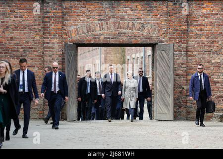 Auschwitz, Pologne. 28th avril 2022. Le Président de la République de Pologne Andrzej Duda (C) participe à la marche des vivants. À l'occasion de la Journée internationale de commémoration de l'Holocauste, des participants de différentes parties du monde participent à la marche des vivants. La marche des vivants est un hommage et un symbole de mémoire pour les victimes de l'Holocauste. Les participants à la marche couvrent ensemble le tronçon de trois kilomètres qui mène de la porte d'Arbeit Macht Frei à l'ancien camp allemand d'Auschwitz I à l'ancien site d'Auschwitz II - Birkenau. Crédit : SOPA Images Limited/Alamy Live News Banque D'Images