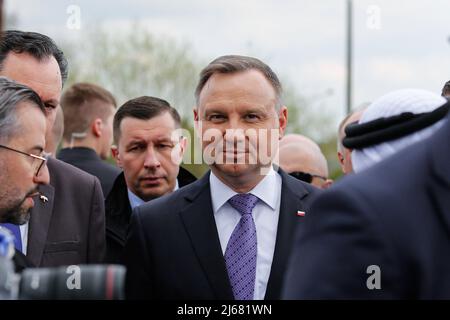 Auschwitz, Pologne. 28th avril 2022. Le Président de la République de Pologne Andrzej Duda participe à la marche des vivants. À l'occasion de la Journée internationale de commémoration de l'Holocauste, des participants de différentes parties du monde participent à la marche des vivants. La marche des vivants est un hommage et un symbole de mémoire pour les victimes de l'Holocauste. Les participants à la marche couvrent ensemble le tronçon de trois kilomètres qui mène de la porte d'Arbeit Macht Frei à l'ancien camp allemand d'Auschwitz I à l'ancien site d'Auschwitz II - Birkenau. Crédit : SOPA Images Limited/Alamy Live News Banque D'Images