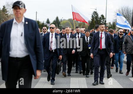 Auschwitz, Pologne. 28th avril 2022. Le Président de la République de Pologne Andrzej Duda (C) participe à la marche des vivants. À l'occasion de la Journée internationale de commémoration de l'Holocauste, des participants de différentes parties du monde participent à la marche des vivants. La marche des vivants est un hommage et un symbole de mémoire pour les victimes de l'Holocauste. Les participants à la marche couvrent ensemble le tronçon de trois kilomètres qui mène de la porte d'Arbeit Macht Frei à l'ancien camp allemand d'Auschwitz I à l'ancien site d'Auschwitz II - Birkenau. Crédit : SOPA Images Limited/Alamy Live News Banque D'Images