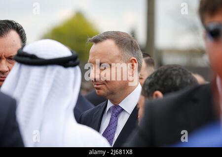 Auschwitz, Pologne. 28th avril 2022. Le Président de la République de Pologne Andrzej Duda participe à la marche des vivants. À l'occasion de la Journée internationale de commémoration de l'Holocauste, des participants de différentes parties du monde participent à la marche des vivants. La marche des vivants est un hommage et un symbole de mémoire pour les victimes de l'Holocauste. Les participants à la marche couvrent ensemble le tronçon de trois kilomètres qui mène de la porte d'Arbeit Macht Frei à l'ancien camp allemand d'Auschwitz I à l'ancien site d'Auschwitz II - Birkenau. Crédit : SOPA Images Limited/Alamy Live News Banque D'Images