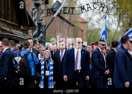 Auschwitz, Pologne. 28th avril 2022. Le Président de la République de Pologne Andrzej Duda (C) participe à la marche des vivants. À l'occasion de la Journée internationale de commémoration de l'Holocauste, des participants de différentes parties du monde participent à la marche des vivants. La marche des vivants est un hommage et un symbole de mémoire pour les victimes de l'Holocauste. Les participants à la marche couvrent ensemble le tronçon de trois kilomètres qui mène de la porte d'Arbeit Macht Frei à l'ancien camp allemand d'Auschwitz I à l'ancien site d'Auschwitz II - Birkenau. Crédit : SOPA Images Limited/Alamy Live News Banque D'Images