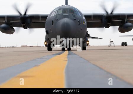 Un Ghostrider AC-130J de l'escadron des opérations spéciales 16th de la Force aérienne des États-Unis arrive à la base aérienne de Cannon, au Nouveau-Mexique, le 18 avril 2022. L'arrivée de l'AC-130J Ghostrider représente une expansion importante de la capacité de production de la force en tant que structures du Commandement des opérations spéciales de la Force aérienne pour la réémergence de la grande concurrence de puissance, exigeant une transformation importante pour s'assurer que les Commandos de l'Air sont prêts à fonctionner avec succès dans des opérations à spectre complet. (É.-U. Photo de la Force aérienne par Airman 1st Class Cassidy Thomas) (cette photo a été modifiée pour des raisons de sécurité en brouillant l'identification Banque D'Images