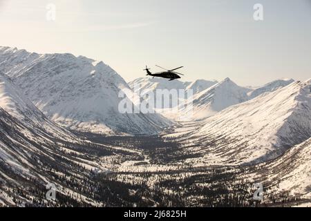 Les gardes nationaux de l'Armée de l'Alaska avec le bataillon de soutien général de l'aviation 2-211th se déplacent de la base interarmées Elmendorf-Richardson à Nome, en Alaska, via l'hélicoptère UH-60L Black Hawk le 11 avril 2022. Les hélicoptères UH-60L Black Hawk resteront à Nome pour la Golf Company, détachement 1, 2-211th GSAB pour effectuer un entraînement annuel et de l'aide à River Watch au besoin ce printemps. En cas d'inondations importantes ou d'autres situations d'urgence dans les environs, les hélicoptères fourniront un soutien à la demande de l'État. (Photo de la Garde nationale de l’Alaska par 1st Lt. Balinda O’Neal) Banque D'Images