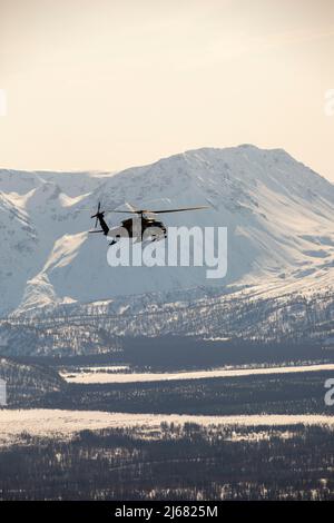 Les gardes nationaux de l'Armée de l'Alaska avec le bataillon de soutien général de l'aviation 2-211th se déplacent de la base interarmées Elmendorf-Richardson à Nome, en Alaska, via l'hélicoptère UH-60L Black Hawk le 11 avril 2022. Les hélicoptères UH-60L Black Hawk resteront à Nome pour la Golf Company, détachement 1, 2-211th GSAB pour effectuer un entraînement annuel et de l'aide à River Watch au besoin ce printemps. En cas d'inondations importantes ou d'autres situations d'urgence dans les environs, les hélicoptères fourniront un soutien à la demande de l'État. (Photo de la Garde nationale de l’Alaska par 1st Lt. Balinda O’Neal) Banque D'Images