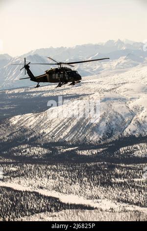 Les gardes nationaux de l'Armée de l'Alaska avec le bataillon de soutien général de l'aviation 2-211th se déplacent de la base interarmées Elmendorf-Richardson à Nome, en Alaska, via l'hélicoptère UH-60L Black Hawk le 11 avril 2022. Les hélicoptères UH-60L Black Hawk resteront à Nome pour la Golf Company, détachement 1, 2-211th GSAB pour effectuer un entraînement annuel et de l'aide à River Watch au besoin ce printemps. En cas d'inondations importantes ou d'autres situations d'urgence dans les environs, les hélicoptères fourniront un soutien à la demande de l'État. (Photo de la Garde nationale de l’Alaska par 1st Lt. Balinda O’Neal) Banque D'Images