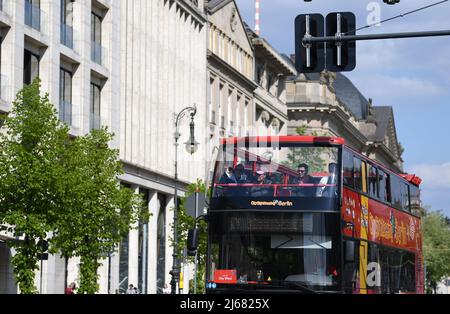 (220429) -- BERLIN, 29 avril 2022 (Xinhua) -- Un bus touristique est vu au boulevard Unter den Linden à Berlin, capitale de l'Allemagne, 28 avril 2022. (Xinhua/Ren Pengfei) Banque D'Images