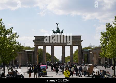 (220429) -- BERLIN, le 29 avril 2022 (Xinhua) -- les gens visitent la Pariser Platz à l'est de la porte de Brandebourg à Berlin, capitale de l'Allemagne, le 28 avril 2022. (Xinhua/Ren Pengfei) Banque D'Images