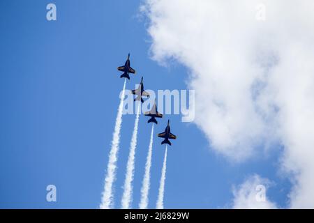 L'escadron de démonstration de vol de la Marine américaine, les Blue Angels, volent en formation d'échelon de diamant lors du salon aérien du Festival d'oignon de Vidalia 2022 à l'aéroport régional de Vidalia, Vidalia (Géorgie), le 23 avril 2022. Le festival de deux jours a présenté des vendeurs et des activités pour des personnes de tous âges, avec un spectacle aérien qui a présenté des artistes comme la patrouille d'État de Géorgie, l'équipe Aeroshell Aerobatic et les U.S. Navy Blue Angels. (É.-U. Photo du corps marin par lance Cpl. Kevin Lopez Herrera) Banque D'Images