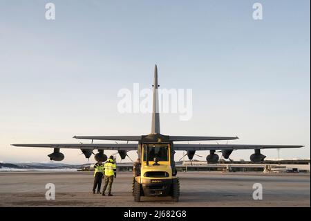 Les charmeurs de la Force aérienne des États-Unis de l'escadre des opérations spéciales de 352d aident à déplacer la cargaison sur un MC-130J Commando II pendant l'exercice Cold Response à la station aérienne d'Andøya, en Norvège, le 9 mars 2022. Des aviateurs et des aéronefs affectés à l'ÉT de 352 ont participé à l'exercice en assurant le transport du fret et du personnel dans toute la Norvège. L'exercice Cold Response '22 est un exercice annuel de préparation nationale et de défense norvégien qui a lieu dans toute la Norvège, avec la participation de chacun de ses services militaires, ainsi que de 26 autres nations alliées de l'OTAN et partenaires régionaux. (É.-U. Air pour Banque D'Images