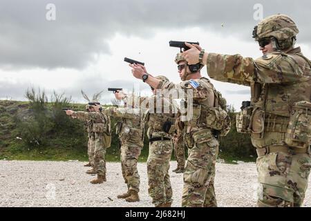 Des soldats du bataillon Charlie Company 1st, 149th Infantry et des soldats de la République de Lettonie effectuent une formation sur les armes à feu près de Mitrovica, au Kosovo, le 23 avril 2022. À l'intérieur du pays, la coopération de la KFOR a lieu entre tous nos pays qui fournissent des contingents. (É.-U. Photo de la Garde nationale de l'armée par le Sgt. Alexander Hellmann) Banque D'Images