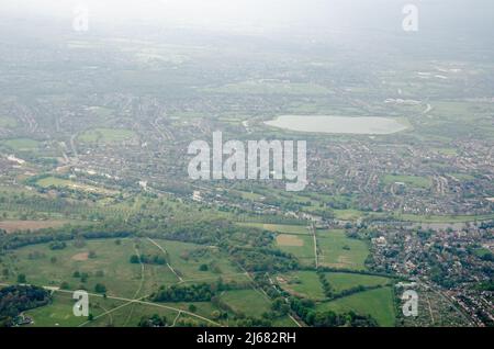 Vue d'en haut en regardant à travers le parc historique Bushy à Hampton, de l'autre côté de la Tamise vers Island Barn Reservoir à Molesey. Le point de repère Ham Banque D'Images