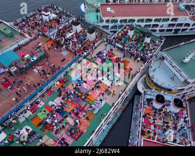 Dhaka, Bangladesh. 29th avril 2022. 29 avril 2022, Dhaka, Dhaka, Bangladesh : les vacanciers bangladais ne se sont pas installés à l'intérieur, tandis qu'ils rentrent chez eux avec leurs familles à l'approche du plus grand festival musulman, Eid al-Fitr, au terminal de lancement de Sadarghat à Dhaka, au Bangladesh. Des milliers d'habitants de la ville de Dhaka ont commencé à quitter la ville pour leur ville natale dans une tentative désespérée de célébrer le festival Eid al-Fitr. Sans sièges à l'intérieur, de nombreux navetteurs décident de prendre les risques et de choisir une vue sur le toit pour leur voyage hors de la ville de Dhaka. Musulmans a Banque D'Images