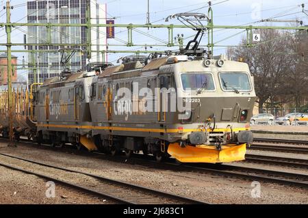 Karlstad, Suède - 24 avril 2022 : des locomotives électriques à couplage multiple de classe El16 en service pour CargoNet tirent un train de marchandises au Karlstad ra Banque D'Images