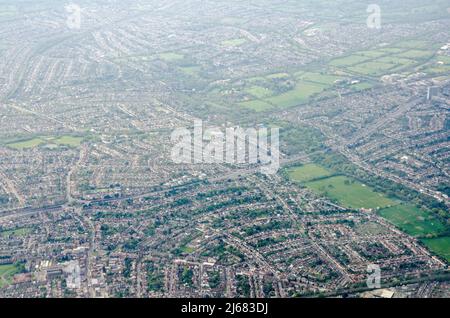 Vue aérienne vers le sud depuis le quartier Berrylands de Kingston-upon-Thames en direction de Tolworth, Elmbridge et New Malden. Les voies vertes Recr Banque D'Images