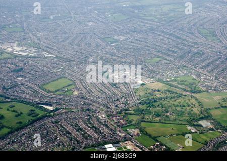Vue aérienne vers le sud, à travers le London Borough of Sutton, avec le crématorium North East Surrey vers le bas de l'image et Merton, Morde Banque D'Images
