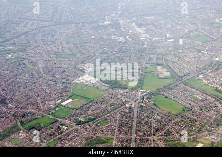 Vue aérienne en direction du sud, à travers le quartier de Sutton à Londres, avec le site de l'hôpital St Helier au milieu de l'image entouré de logements Banque D'Images