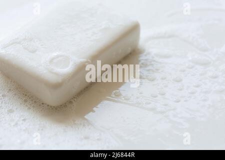 Savon blanc dans une bulle de savon - photo de stock Banque D'Images