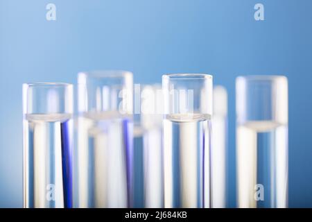 Tubes à essai soigneusement disposés contenant du réactif transparent dans le laboratoire de chimie - photo de stock Banque D'Images