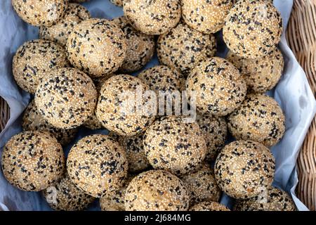 Boules de riz à la noix de coco et de graines de sésame dessert thaïlandais traditionnel est fabriqué à partir de farine de riz et le lait de coco au marché de l'alimentation de rue en Thaïlande, Close up Banque D'Images