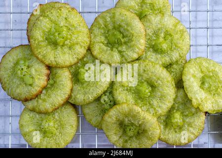 Le gâteau sucré de riz à la noix de coco verte est un dessert thaï traditionnel fait à partir de farine de riz et de lait de coco au marché de la nourriture de rue en Thaïlande, gros plan Banque D'Images