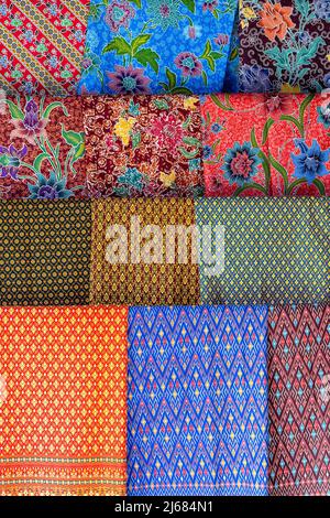 Sarongs traditionnels colorés pour la vente sur la rue du marché en Thaïlande. Souvenirs pour touristes à la rue du marché , close up Banque D'Images