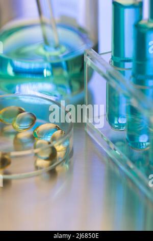 Boîte en verre contenant des capsules molles dans un LABORATOIRE de chimie - photo de stock Banque D'Images