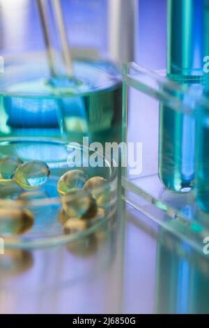 Boîte en verre contenant des capsules molles dans un LABORATOIRE de chimie - photo de stock Banque D'Images