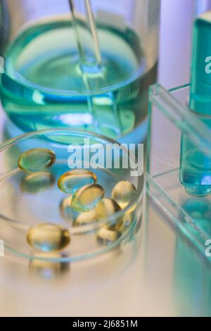 Boîte en verre contenant des capsules molles dans un LABORATOIRE de chimie - photo de stock Banque D'Images