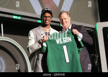 Las Vegas, États-Unis. 28th avril 2022. Les New York Jets sélectionnent Garrett Wilson avec le numéro 10 au NFL Draft à Las Vegas, Nevada, le jeudi 28 avril 2022. Photo de James Atoa/UPI crédit: UPI/Alay Live News Banque D'Images